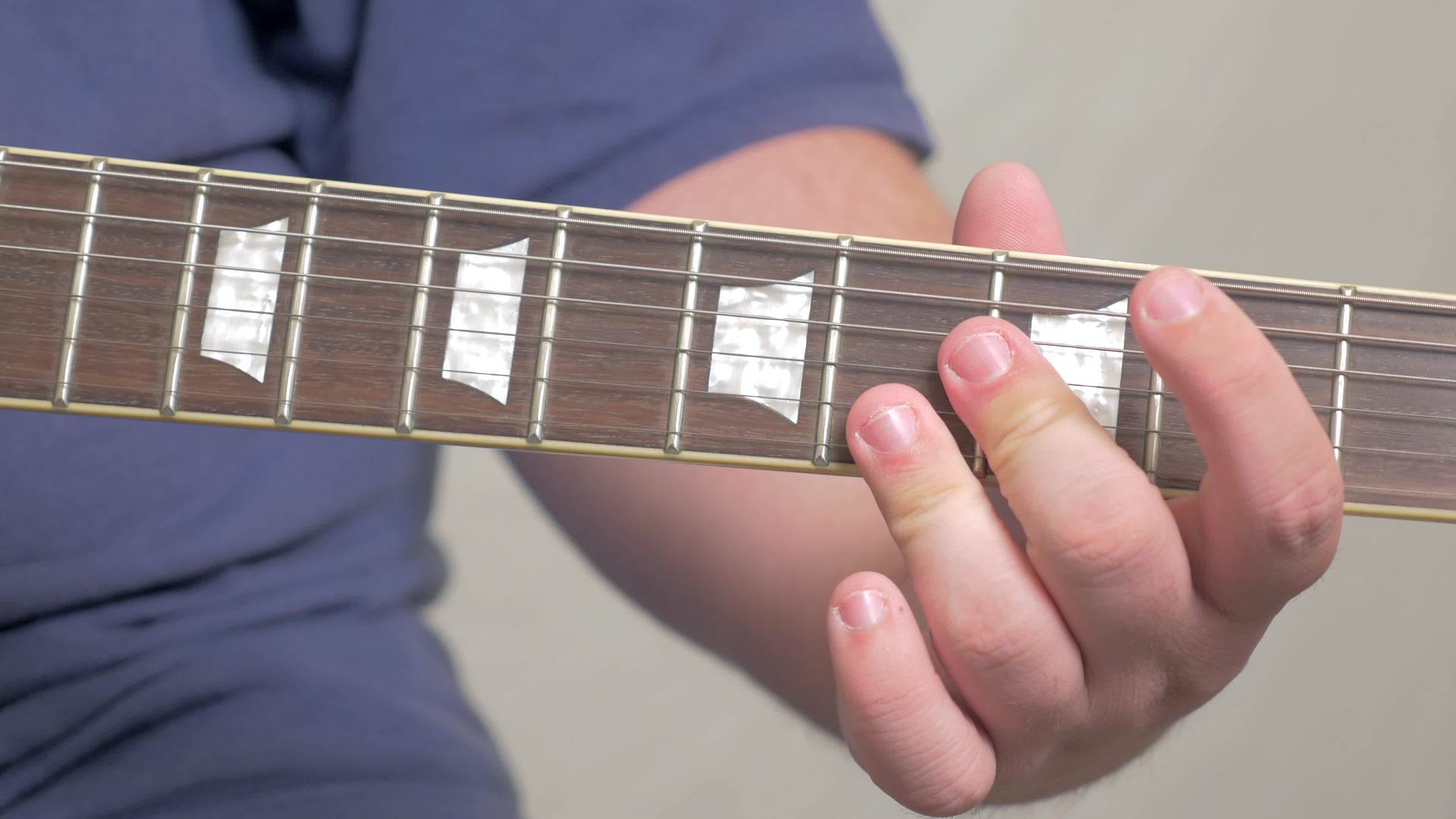 Free Stock 4K Video Footage eines Gitarrenhalses, image size:1920x1080