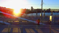 Drone Flyover Footage op Tilikum Crossing Bridge tijdens zonsondergang
