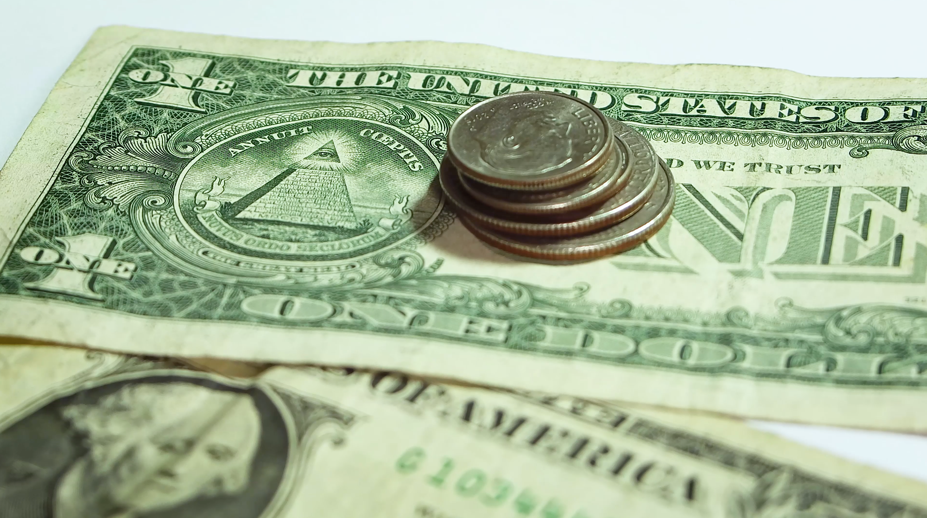 Mann, der einen Turm der Münzen auf zwei Dollarscheine setzt - Kostenlose  HD-Clips \u0026 Archiv-Videomaterial bei Videezy!, image size:1912x1069