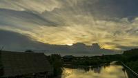 Coucher de soleil derrière un nuage en mouvement