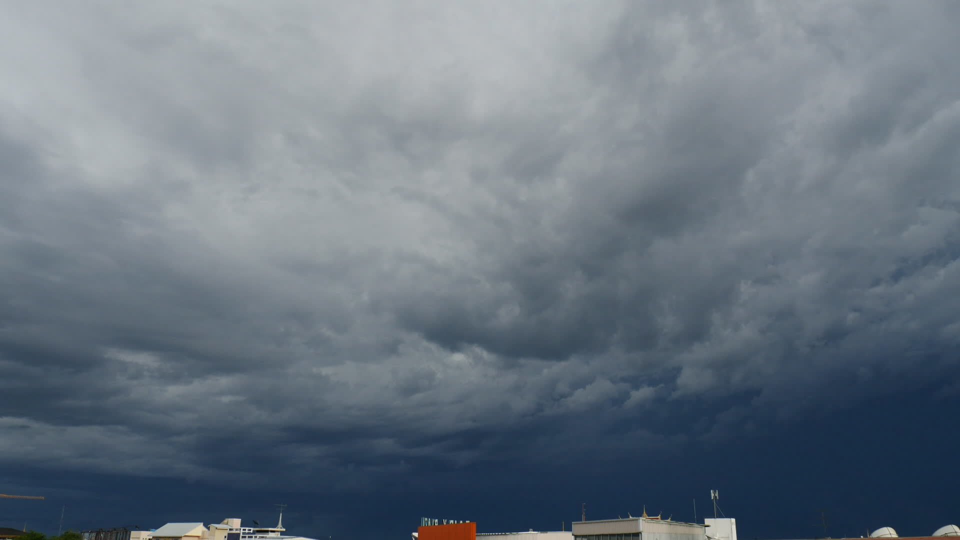 Nubes Sobre Un Campo Nublado Oscuro Con árboles Y Relámpagos En El Cielo  Foto E Imagen Para Descarga Gratuita - Pngtree, image size:1920x1080