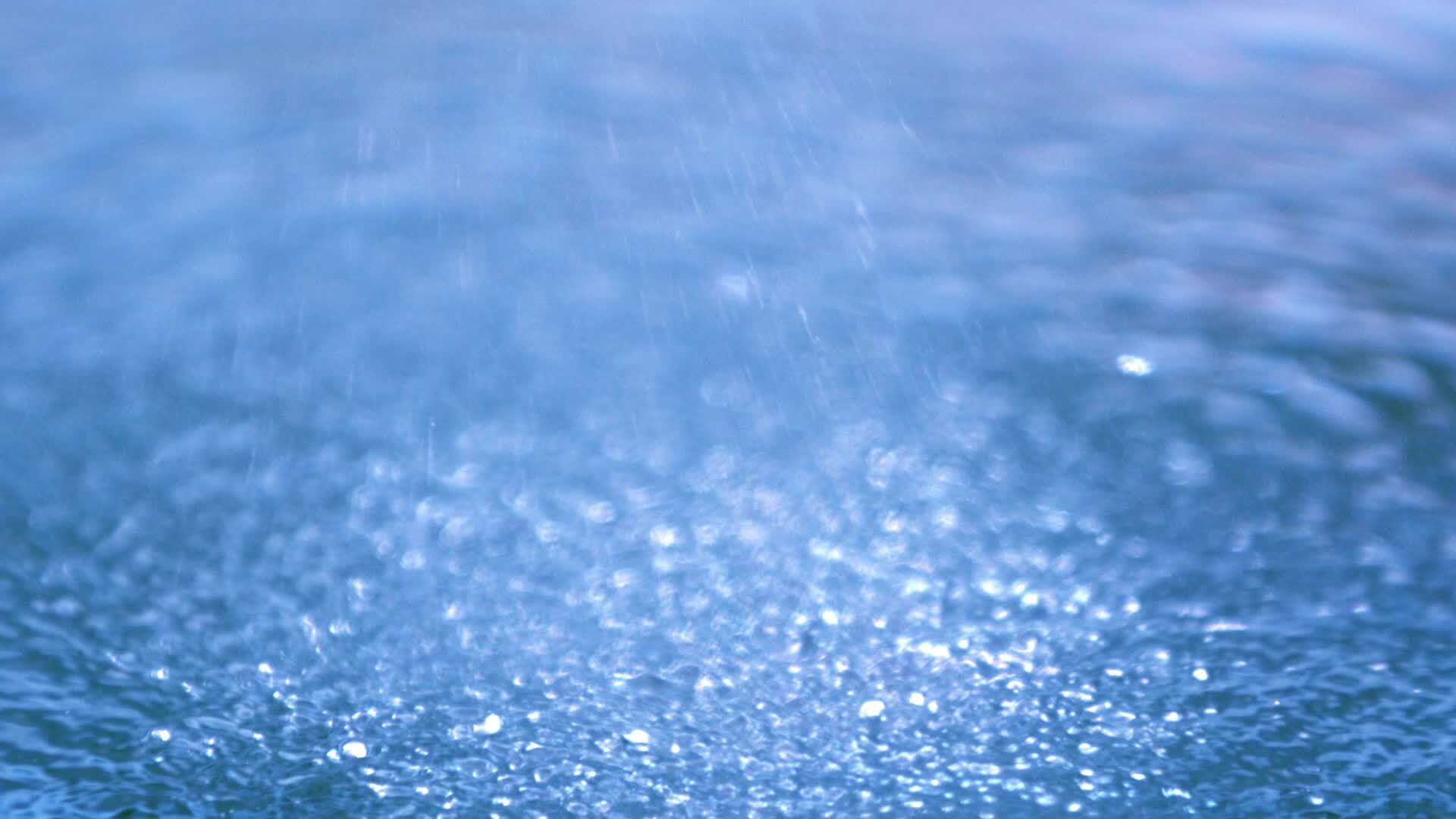 Une pluie rafraîchissante tombant sur l'eau - Clips et séquences vidéo HD  gratuits sur Videezy !, image size:1920x1080
