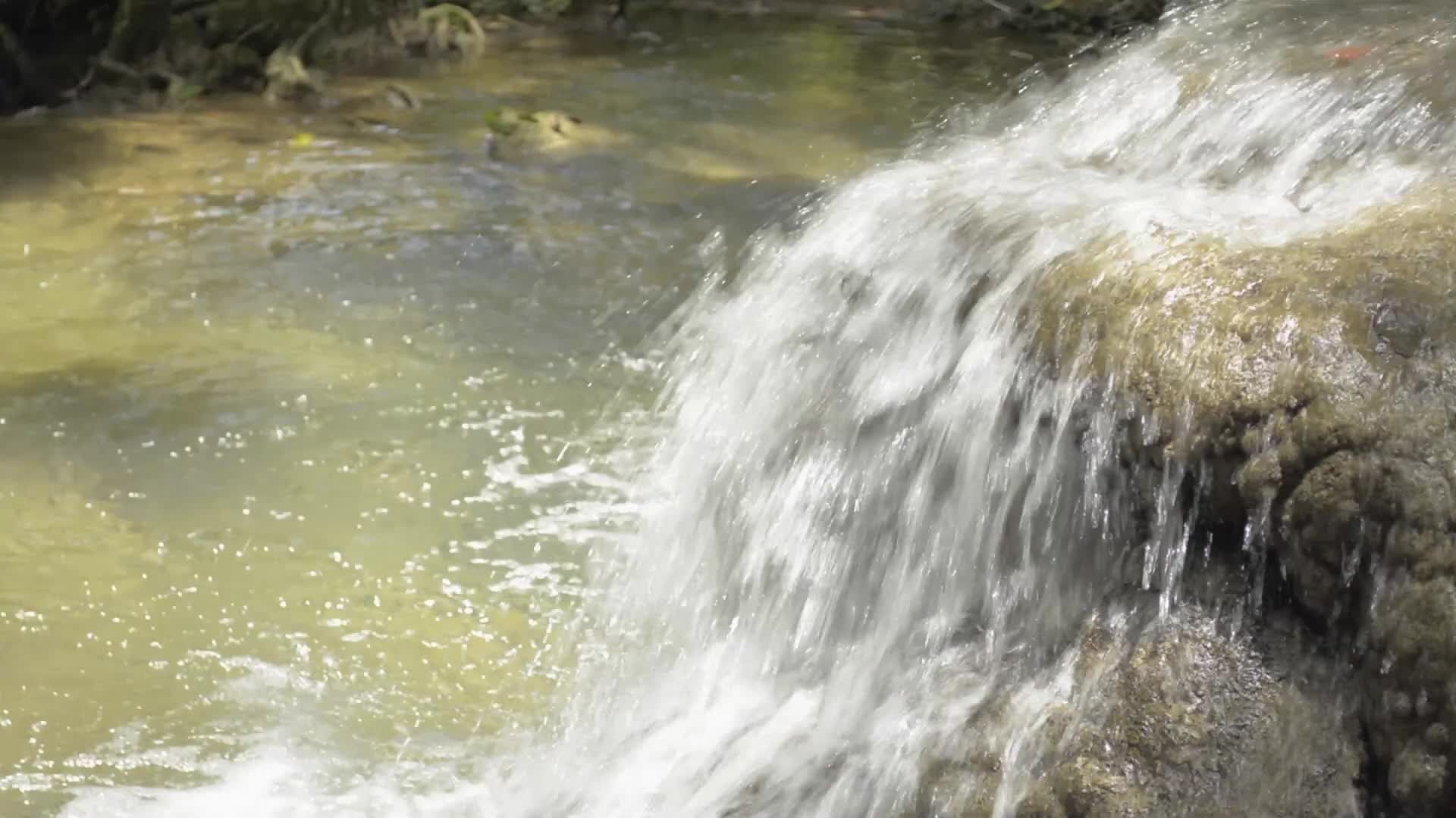 El agua dulce fluye desde la roca hasta un estanque natural - ¡Clips y  Vídeos HD de Gratis en Videezy!, image size:1920x1080