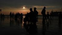People_silhouettes_at_sunset_in_istanbul_2_sm_ver