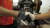 Händeschütteln zwischen zwei Fabrikarbeitern