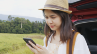 Mulher usando smartphone de carro