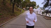 Pratique o corredor em roupas esportivas