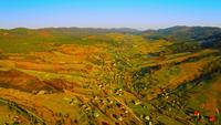 Drone voa sobre área rural