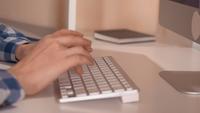 Close das mãos de uma mulher de negócios digitando no teclado