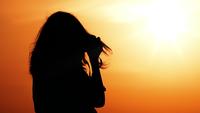 Silhouette d&#39;une femme photographe au lever du soleil