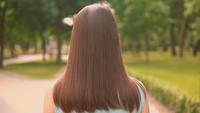 Vue arrière gros plan d&#39;une femme marchant sur un parc de la ville