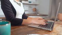 Gros plan d&#39;une femme tapant sur un ordinateur portable