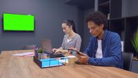 Des collègues de travail naviguent sur Internet lorsqu&#39;ils sont assis au bureau
