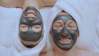 Vue de dessus d&#39;un couple dans un spa