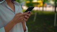 Gros plan des mains d&#39;une femme tenant l&#39;extérieur mobile