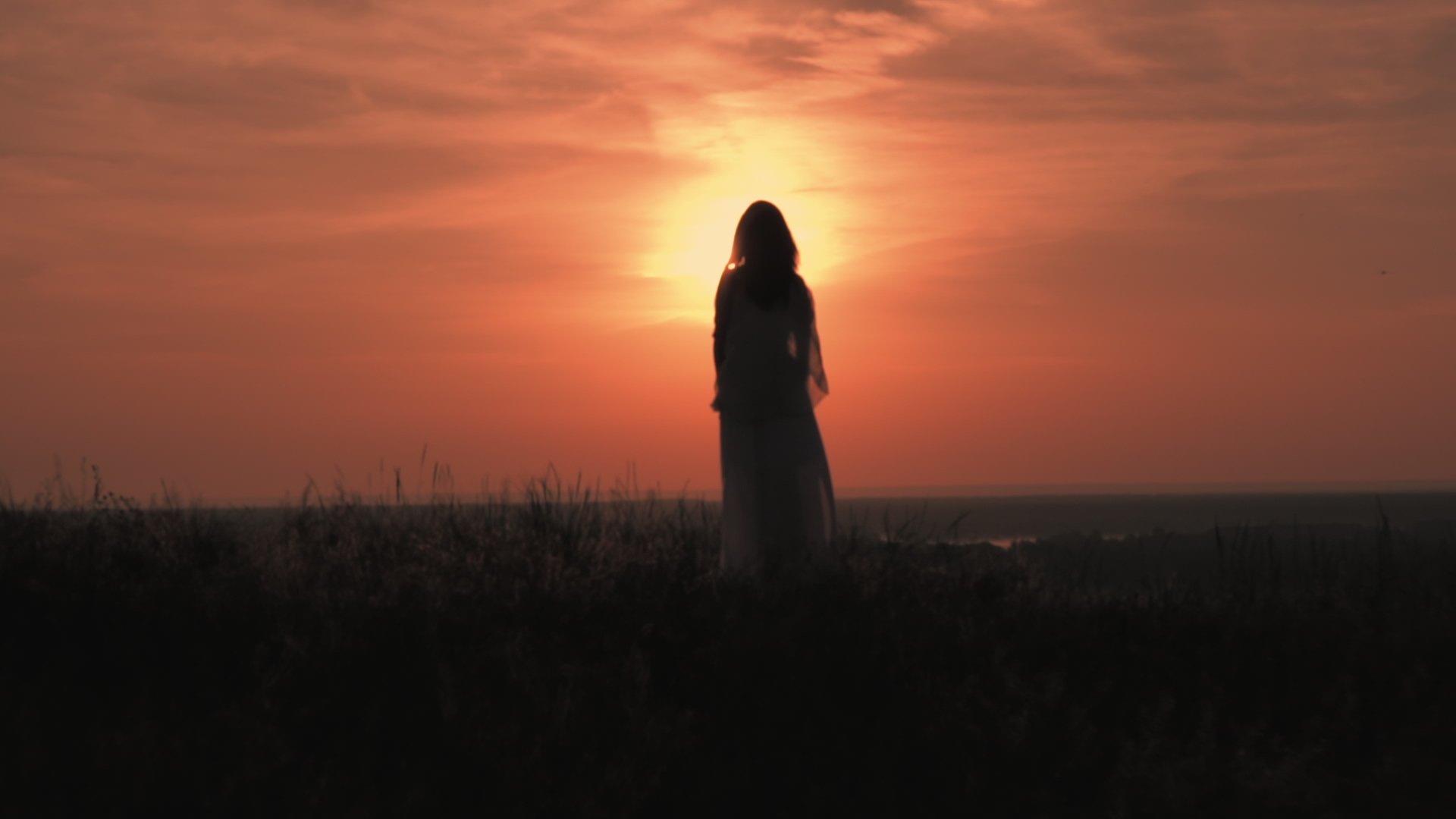 Vrouw bij een plattelandslandschap tijdens zonsondergang - Gratis  HD-videomateriaal bij Videezy!, image size:1920x1080