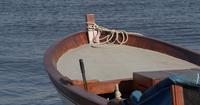 Bateau de pêche en bois et les vagues de la mer