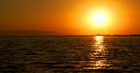 Coucher de soleil doré et rouge sur la plage
