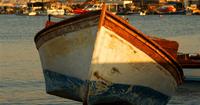 Vieux bateau de pêche remorqué