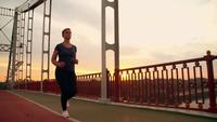 Jogger femelle court sur le pont