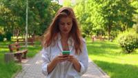Jeune femme, tenue, mobile, promenades, dans rue