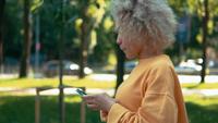 Message texte hipster sur smartphone