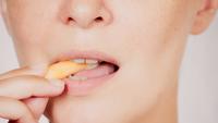 Gros plan femelle mange des frites