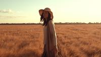 Femme aime marcher à la campagne avec une belle vue rurale