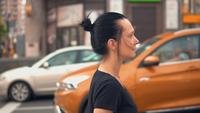 Profil jeune femme se promène en ville