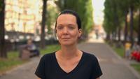 Gros plan visage féminin dans la ville d&#39;été