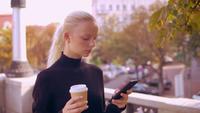 Portrait blonde utilise le téléphone en ville