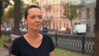 Gros plan visage féminin en ville pendant la saison estivale