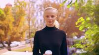 Portrait femme caucasienne à l&#39;automne