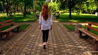 Femme aux cheveux rouges se promène dans la ville