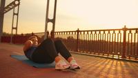 Fille faisant des exercices d&#39;abs dans le pont