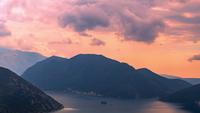 Nuages de pluie au coucher du soleil sur le côté de la baie de Kotor
