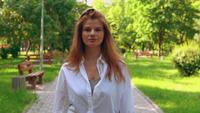 Caucasien femme en chemise blanche décontractée à l&#39;extérieur