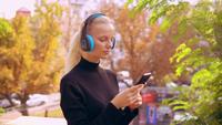 Portrait fille avec un casque en ville