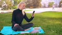 Blonde discutant en ligne à l&#39;heure du déjeuner