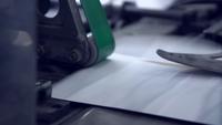 Bande transporteuse avec enveloppe postale
