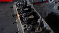 Pièces de culasse sur un moteur de voiture d&#39;époque