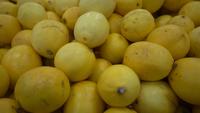 Citrons frais sur le comptoir du marché