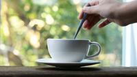 Mexendo o café com uma colher