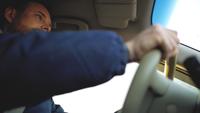 Homme barbu au volant d&#39;une voiture
