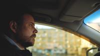 Un homme conduisant une voiture