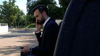 Homme à l&#39;aide d&#39;un téléphone portable sur un banc