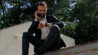 Homme parlant au téléphone dans un parc