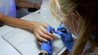 Manucure peint les ongles du client
