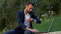 L&#39;homme travaille sur un ordinateur portable