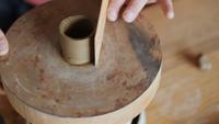 Potter modelliert die Form einer Tonschale